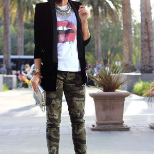 🍒 Unbranded Lip Graphic Tee